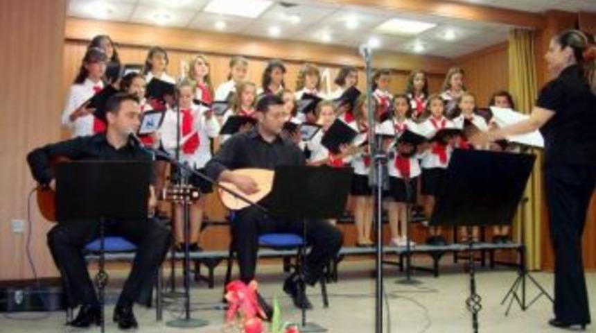 İlk&ouml;ğretim &Ouml;ğrencilerinden T&uuml;rk&uuml; Gecesi