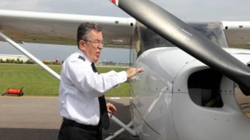 Eski Y&Ouml;K Başkanı &Ouml;zcan'ın Pilot Lisansı R&uuml;zgar Engeline Takıldı