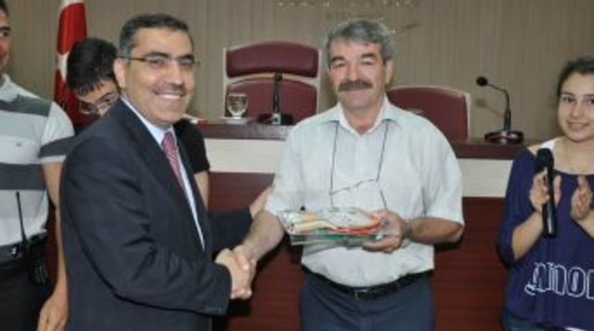 Atık pil topladılar &ouml;d&uuml;l&uuml; kaptılar