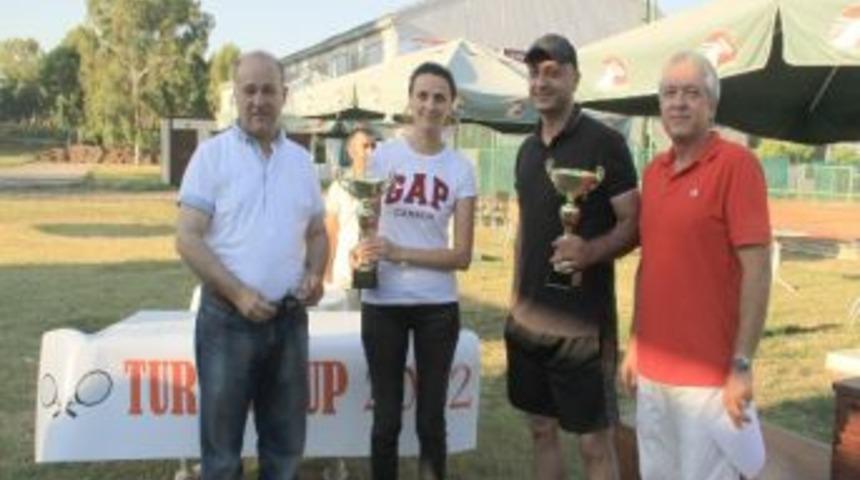 Veteran Tenis&ccedil;iler Kupalarını Aldı