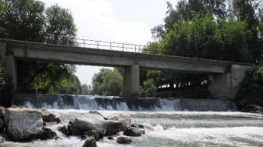 Savrun &Ccedil;ayında Balık Nesli T&uuml;keniyor