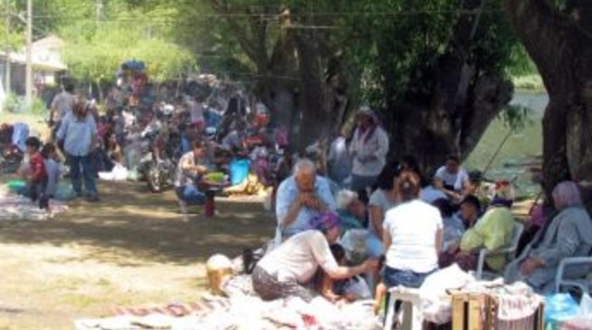 Ani Gelen Sıcaktan Bunalan &Ouml;demişli Vatandaşlar G&ouml;le Koştu