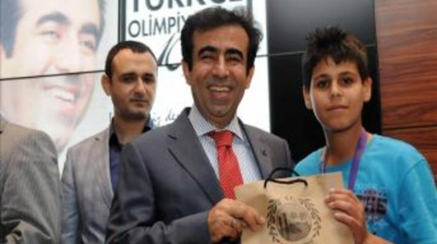 D&uuml;nya &Ccedil;ocuklarından Vali G&uuml;zeloğlu&rsquo;na Ziyaret