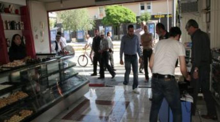 Hızını Alamayan Otomobil Pastaneye Girdi