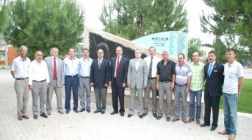 Altınsoy, Akhisar&rsquo;da Atat&uuml;rk B&uuml;st&rsquo;&uuml;, &Ccedil;eşme Ve Havuz A&ccedil;ılışlarını Yaptı