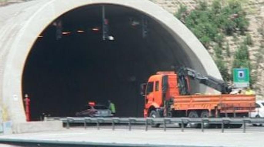 İzmir'de &Ccedil;evre Yolu T&uuml;neline Bırakılan Motosiklet Bomba Korkusu Yaşattı