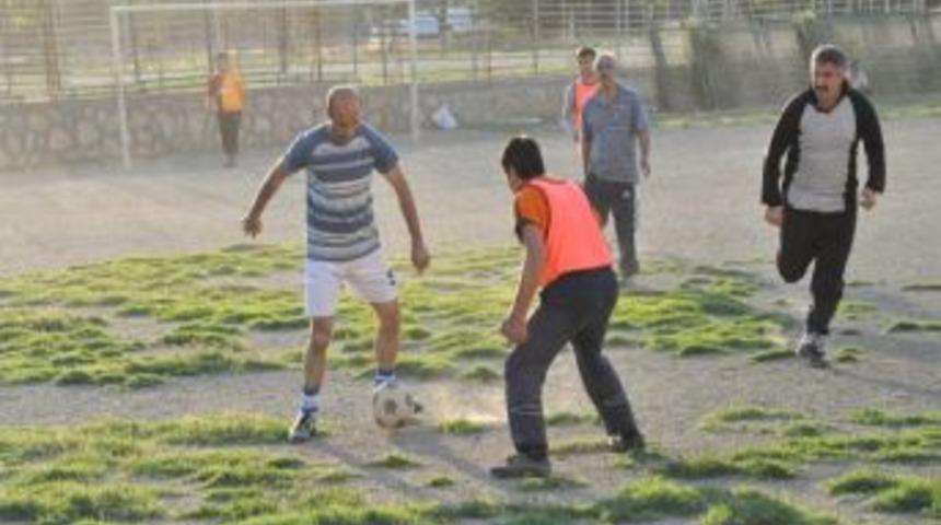 Toprak Sahada Futbol Keyfi