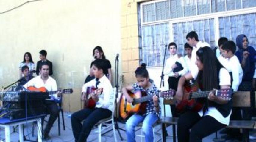 Vali Adil Yazar Okulu'nda Şiir Ve M&uuml;zik Dinletisi