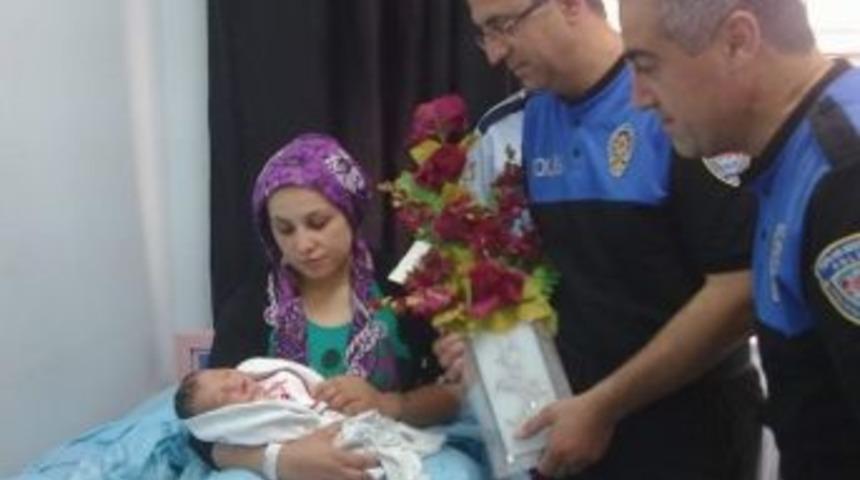 Ka&ccedil;ırılan Ve Daha Sonra Bulunan Bebeğin Annesine Anlamlı Ziyaret
