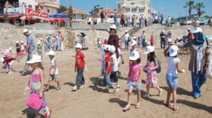 Didim&rsquo;de Minik Eller Kıyıları Temizledi