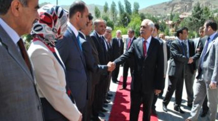 Hakkari Valisi Alimoğlu: Hakkarilerle Birlikte Hizmet Edeceğiz