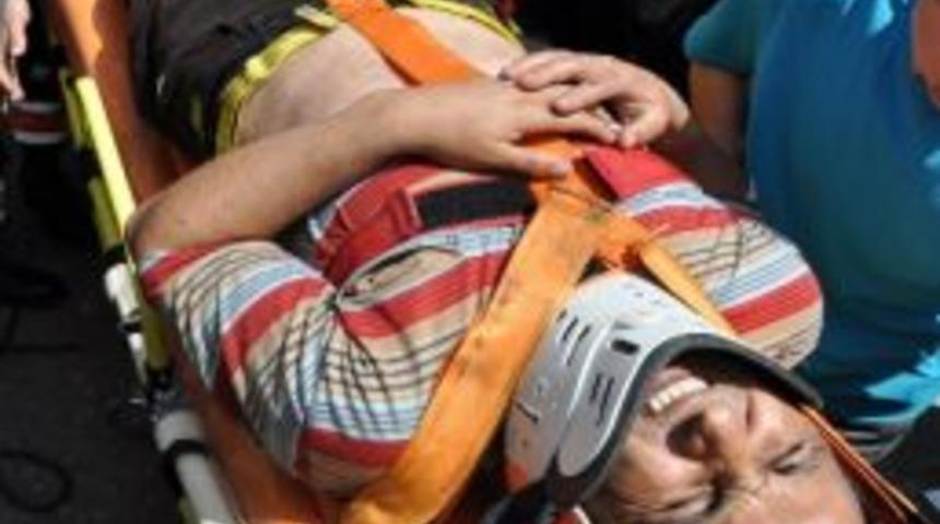 Kontrolden &Ccedil;ıkan Kamyonet 7 Metreden Dereye U&ccedil;tu