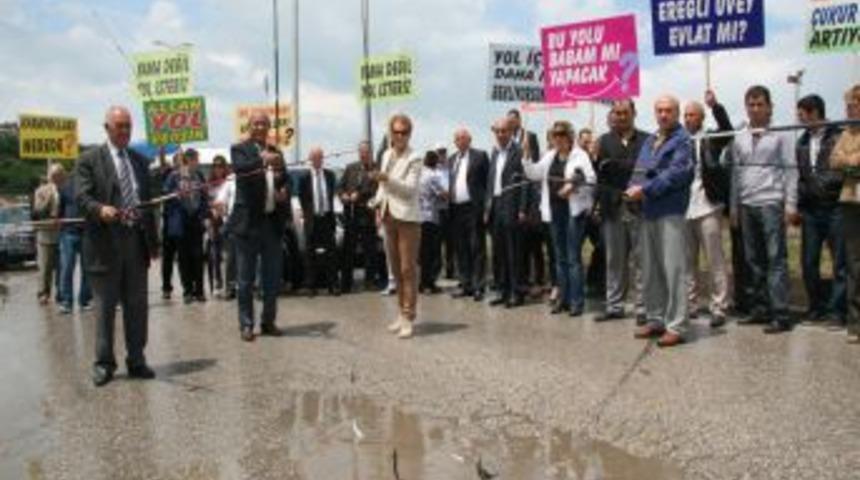 Belediye Başkanı Posbıyık Ve CHP'liler, Bozuk Yolu Balık Tutarak Protesto Etti