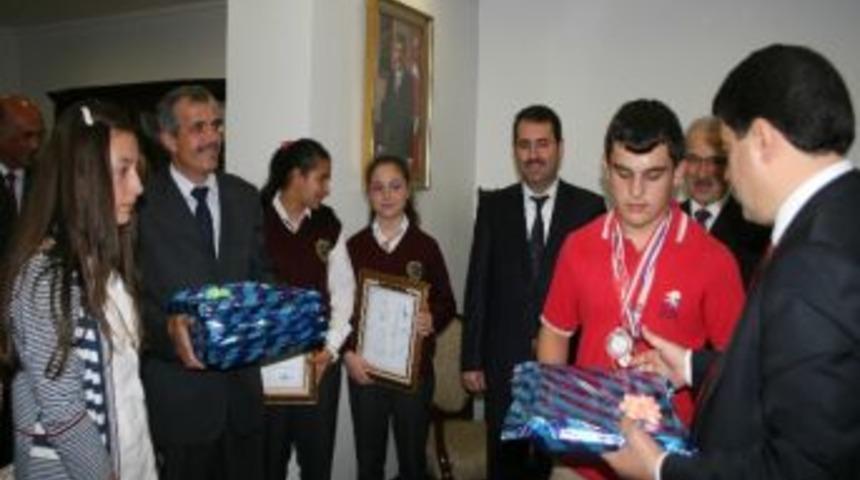 Vali Şahin&rsquo;den Başarıya &Ouml;d&uuml;l