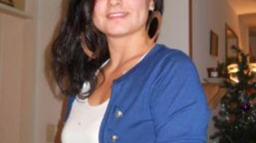 Almanya&rsquo;da Eşi Tarafından Bı&ccedil;aklanarak &Ouml;ld&uuml;r&uuml;len Gen&ccedil; Kadın Memleketi Trabzon&rsquo;da Toprağa Verildi
