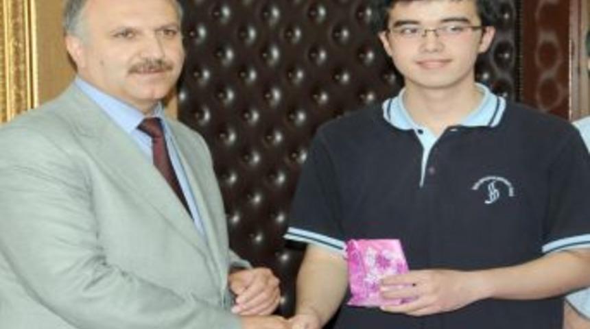 Manisa Milli Eğitim M&uuml;d&uuml;r&uuml;, Şehzadeli &Ouml;ğrencileri &Ouml;d&uuml;llendirdi