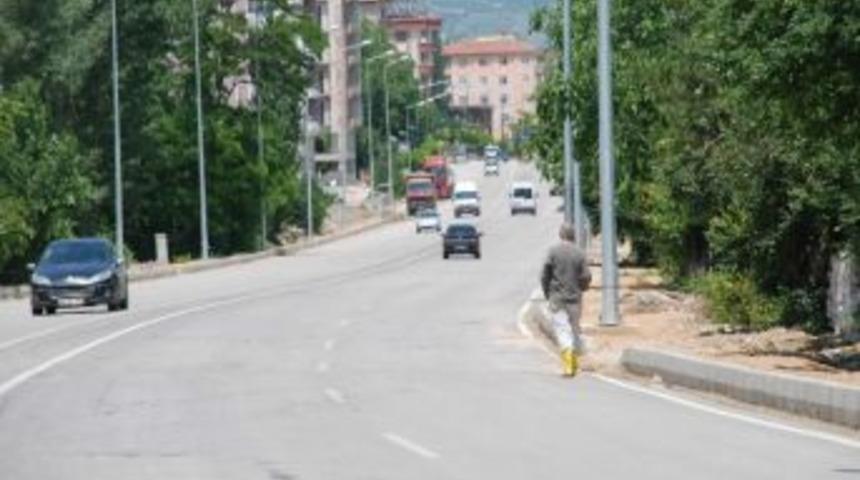 Kaldırım Olmayan Yolda Yayalar Tehlikede