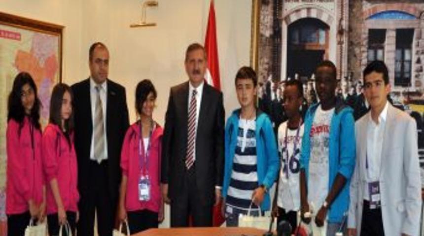 T&uuml;rk&ccedil;e Olimpiyatları I&ccedil;in Edirne'ye Gelen &Ouml;ğrenciler, Vali S&ouml;zer&rsquo;i Ziyaret Etti