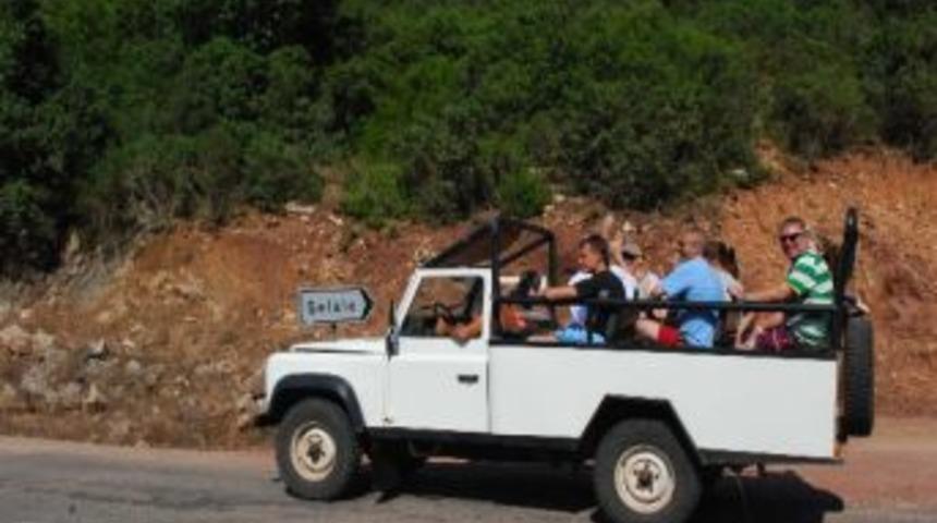 Turistlerin G&ouml;zdesi Jeep Safari