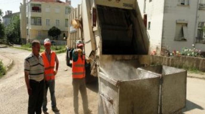 Malkara Belediyesi &Ccedil;&ouml;p Konteynırlarını İla&ccedil;lıyor