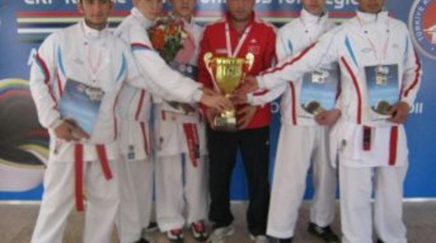 Gen&ccedil;liksporlu Karateciler Rusya&rsquo;da