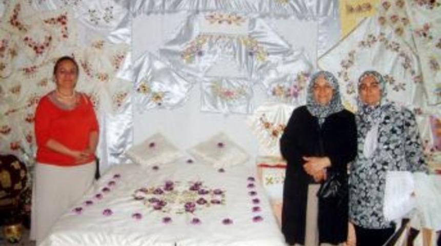 Burhaniye&rsquo;de Depremzede Nurcan Narin&rsquo;in Sergisi