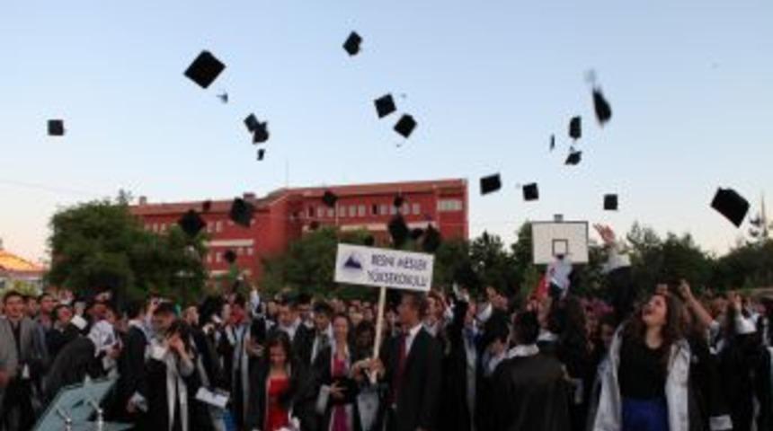 Besni Meslek Y&uuml;ksek Okulu'nda Mezuniyet Coşkusu