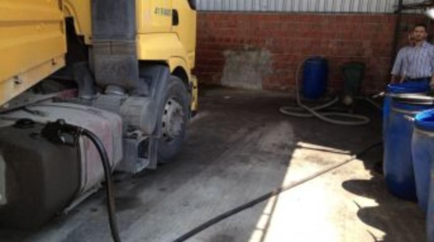 İzmir G&uuml;mr&uuml;k Ekipleri 10 Numara Yağ Operasyonu D&uuml;zenledi