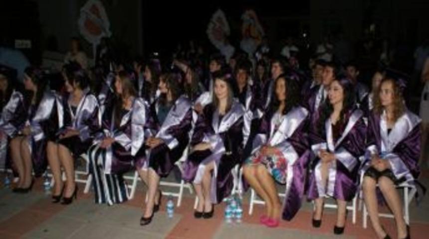 Fethiye &Ouml;mer &Ouml;zyer &Ouml;ğretmen Lisesi&rsquo;nde Mezuniyet Sevinci