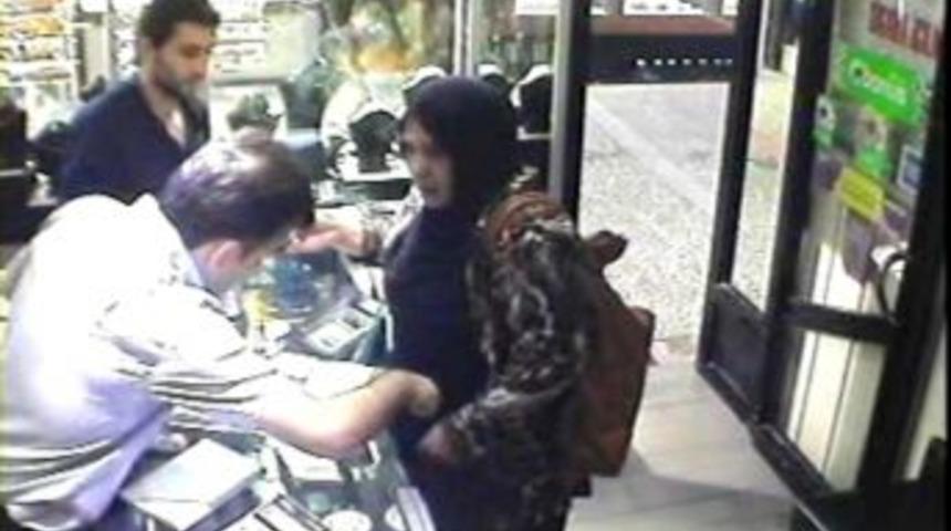 Dikkatli Kuyumcu Kadın Hırsızı Yakaladı