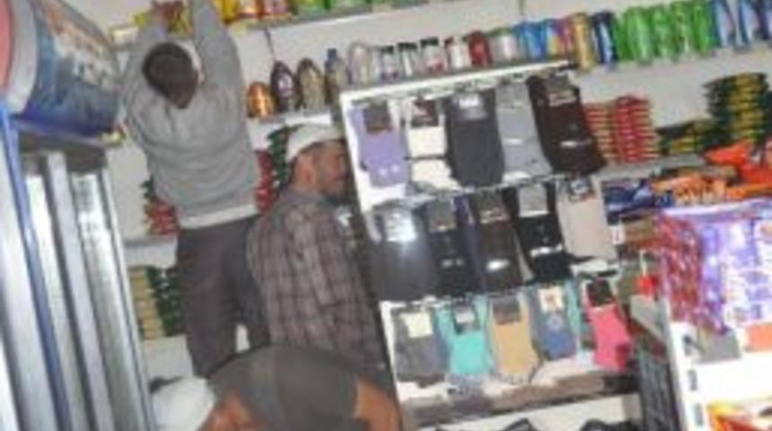 Atat&uuml;rk Posterleri Ve T&uuml;rk Bayrakları Astı, Ancak Yıkımı &Ouml;nleyemedi