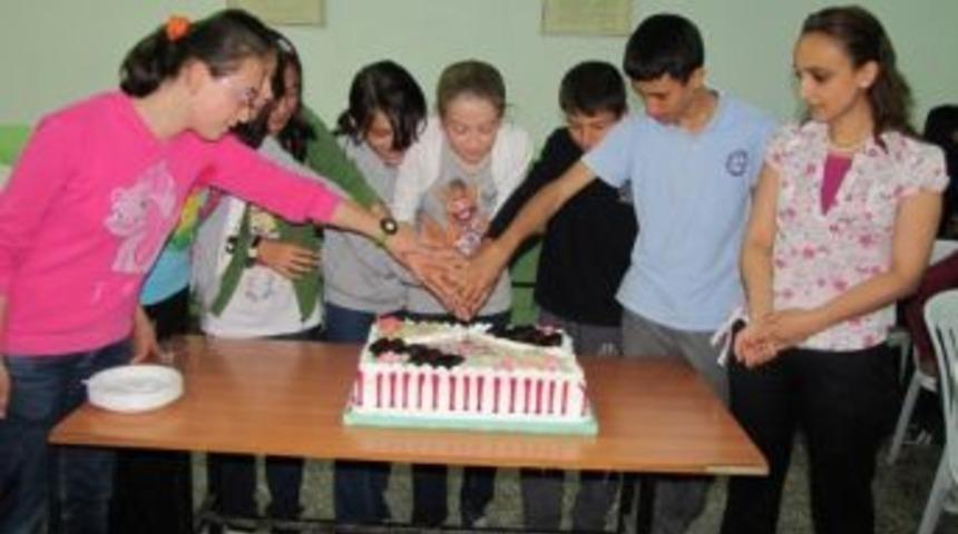 Hisarcık'ta 8.sınıfa Veda G&uuml;n&uuml;nde Okul M&uuml;d&uuml;r&uuml; &Ccedil;aldı, &Ouml;ğrenciler Oynadı