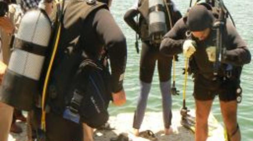 Dalgı&ccedil;lar Denizi, &Ouml;ğrenciler Sahili Temizledi