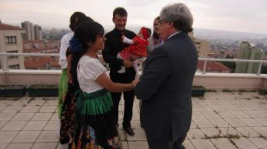 Meksikalı &Ouml;ğrencilere B&uuml;y&uuml;kel&ccedil;ilerinden Nazar Boncuğu