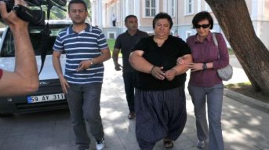 Bir Kişiyi Bı&ccedil;aklayarak &Ouml;ld&uuml;ren Kadın Tutuklandı