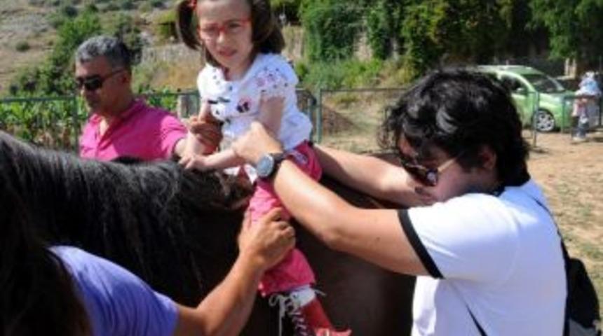 Engellilere &lsquo;at&rsquo; Terapisi