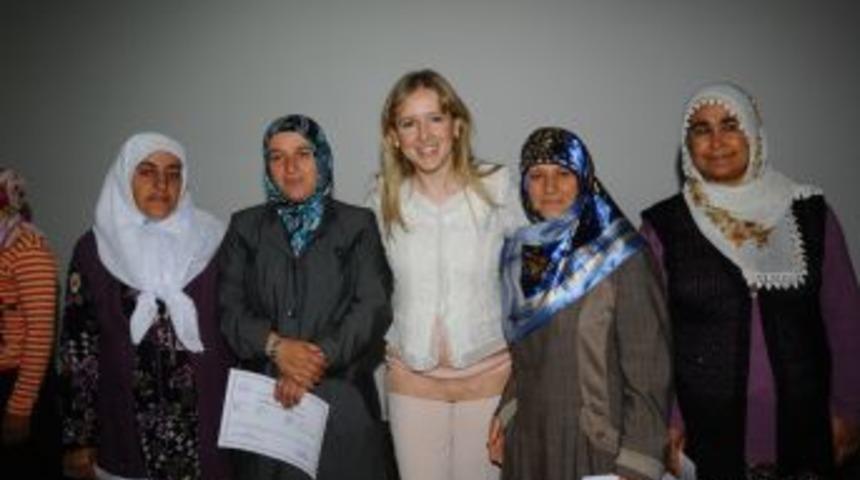 Okuma yazma kursunu bitirenlere sertifika