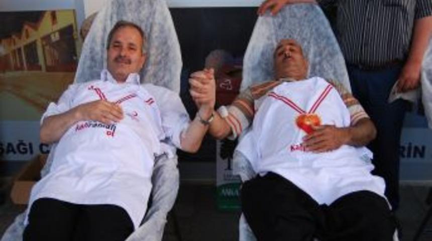 Kan Verme Kampanyasında, Ilk Kanı Başkan &Ouml;zgan Verdi