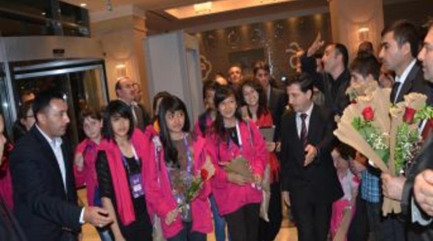 Olimpiyat &Ccedil;ocukları, Zonguldak&rsquo;ta &Ccedil;i&ccedil;eklerle Karşılandı