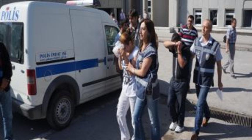 Liderliğini K&ouml;y Muhtarının Yaptığı Ka&ccedil;ak&ccedil;ılık &Ccedil;etesi &Ccedil;&ouml;kertildi