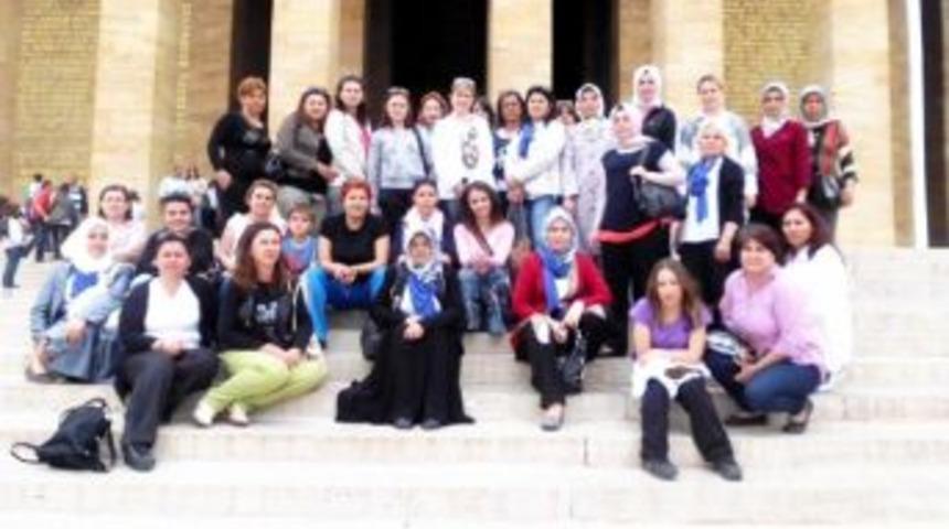 Ayvalıklı Ak Kadınlar Anıtkabir'i Ziyaret Etti