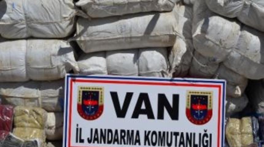 Başkale'de 11 Bin 500 Ka&ccedil;ak Elbise Ve Yastık Kılıfı Ele Ge&ccedil;irildi