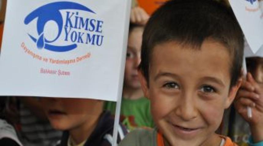 Kimse Yok Mu Derneği'nden Servis Kazasında Yaralanan &Ouml;ğrencilere Karne Hediyesi