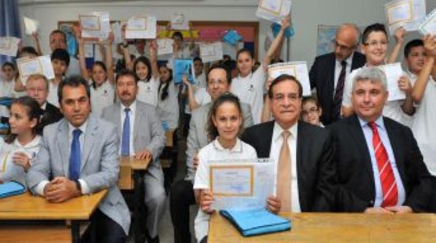 Antalyalı &Ouml;ğrencilerin Karne Sevinci