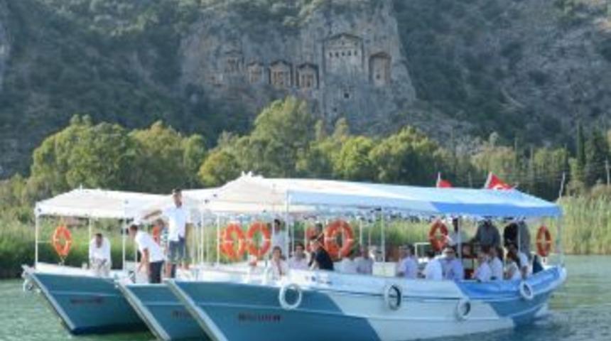 İnci Ak&uuml;&rsquo;n&uuml;n D&ouml;n&uuml;şt&uuml;rd&uuml;ğ&uuml; D&ouml;rt 'Caretta Bot' Dalyan Kanalında Suya Indirildi