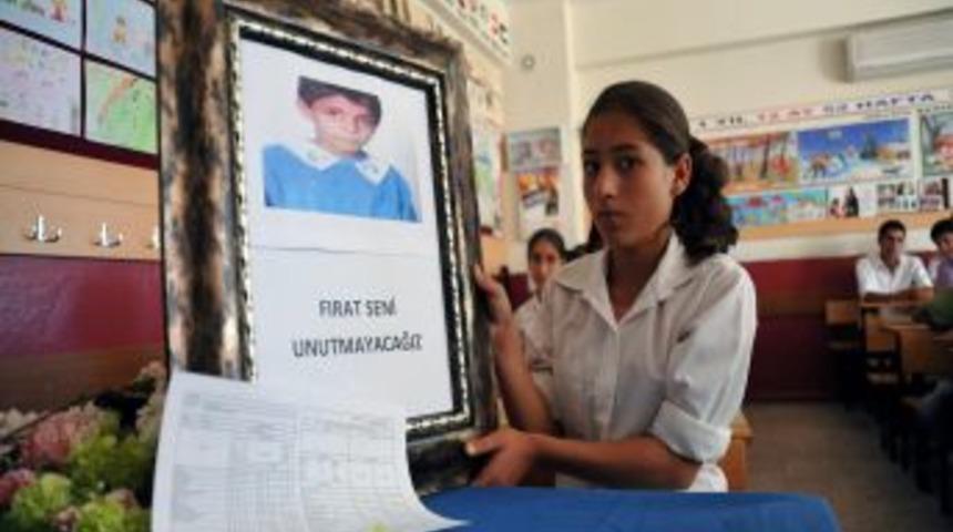 Kanalda Boğulan Depremzede &Ccedil;ocuğun Karnesi Sırasına Bırakıldı