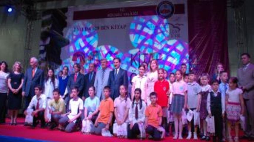 Kocaeli'nde &Ouml;ğrencilere Karneyle Birlikte Kitap Verildi