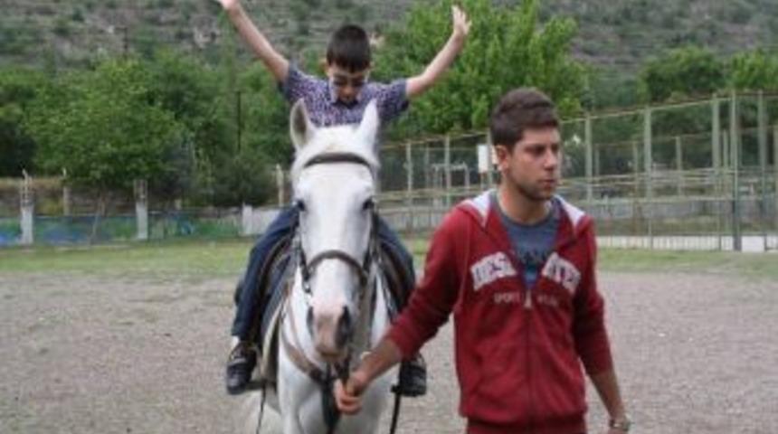 Karneleri Alıp Ata Bindiler