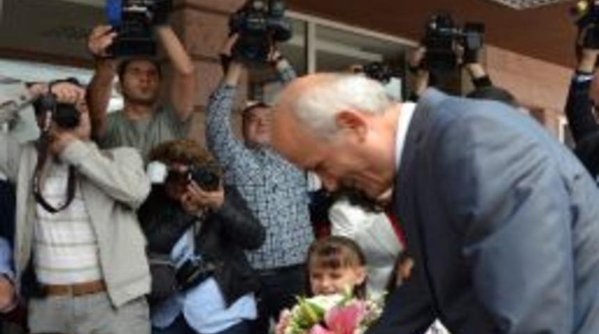 Vali Bilici Depremzede &Ouml;ğrencilere Karne Verdi