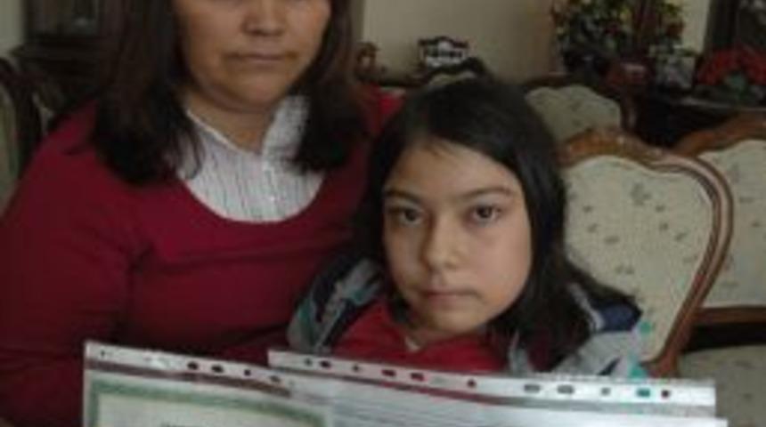 Doğuştan Omurilik Fel&ccedil;li Olan Pınar, Karnesini Ağlayarak Aldı